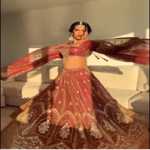 Conjunto de Lehenga de Seda VASTRA COTTAGE con Bordado de Hilo y Lentejuelas, Blusa sin Coser con Dupatta, Conjunto de Choli Completamente Cosido - Product Image 4