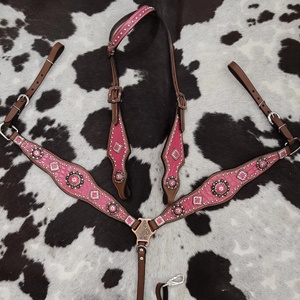 Superbe ensemble d'équipement d'équitation en cuir véritable rose vif, style selle anglaise, avec têtière et plastron, léger, pour l'équitation saisonnière - Product Image 1