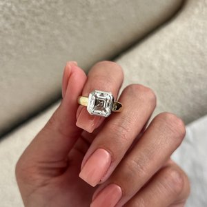 Bague de fiançailles Art Déco unique avec diamant de laboratoire taille Asscher de 3 carats, sertie clos, bicolore, certifiée IGI - Product Image 5