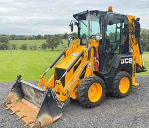 Chargeuse-pelleteuse compacte JCB 1CX à moteur diesel 4x4, machine de construction avec chargeur frontal et pelle arrière - Product Image 2