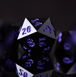 Juego de dados poliédricos de resina negra con números azules brillantes, diseño artístico para juegos de mesa, artesanía coleccionable - Product Image 4