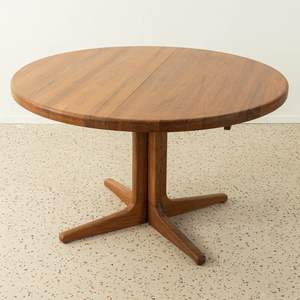 Table d'appoint en bois élégante, parfaite pour exposer des objets, avec une finition élégante et une base robuste - Product Image 4