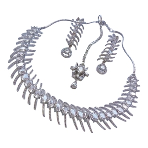 Conjunto de Collar y Aretes de Cristal con Baño de Plata Personalizado, Joyería de Moda para Mujer con Perlas Florales Talladas, Joyería de Boda - Product Image 1