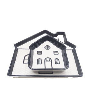 Tazón de Cerámica Hecho a Mano con Forma de Casa, Glaseado Blanco con Detalles Negros, Estilo Festivo, Marca Nordic House, Origen Nórdico, Decoración para el Hogar - Product Image 1