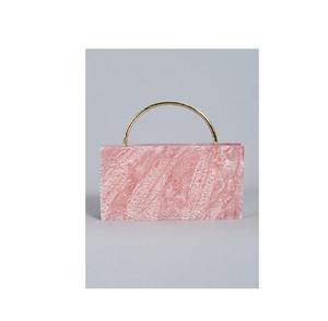 Bolso de mano de resina a la moda con patrón de rayas de caramelo, cadena dorada y decoración floral para la noche, bolso de mano para mujer - Product Image 2