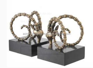 Serre-livres en métal en laiton avec design réglable, parfait pour les accessoires de bureau décoratifs et l'organisation de livres élégante - Product Image 3