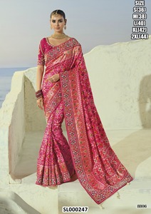 Sari en georgette rose avec blouse brodée de zari vert pour mariage - Product Image 3