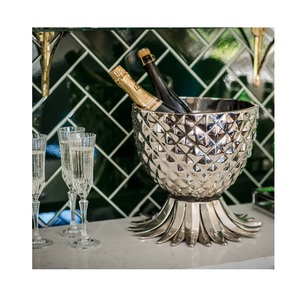 Enfriador de Bebidas con Pedestal de Cromo Pulido Caribbean Heritage Pineapple Wine Basin - Elegante Regalo para Eventos y Bodas - Product Image 4