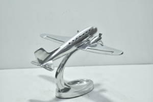 โมเดลเครื่องบินอลูมิเนียม DC3 คุณภาพพรีเมียม พร้อมฐานตั้ง ตกแต่งสไตล์วินเทจ สำหรับโชว์ในบ้าน มีจำหน่ายแล้ว - Product Image 3