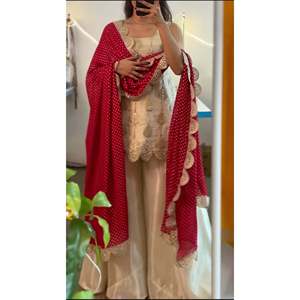 Conjunto de traje bordado elegante para mujer con trabajo de secuencia de codificación único - Product Image 1