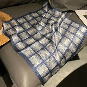 1 pièce Foulard carré en soie simulée à carreaux de 70 cm pour femme, style simple et frais, polyvalent pour la tête, les sacs et les vêtements - Product Image 1