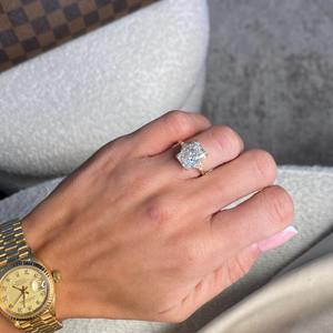 Bague de fiançailles à trois pierres en diamant de laboratoire taille radiant de 4,50 carats _ Coupes trillons sur les côtés _ Or jaune 18 carats _ Certifié IGI - Product Image 4