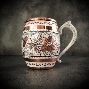 Mug à vin vintage en métal avec motif floral gravé et finition dorée, accessoire de boisson réutilisable en cuivre pour fût et chopes à bière - Product Image 4