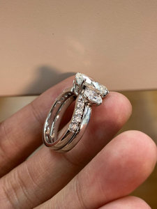 แหวนเพชรทรงรีเพาะเลี้ยงในห้องปฏิบัติการ รับรองโดย IGI ดีไซน์เรียบหรู แหวนหมั้นและแหวนแต่งงานแบบซ้อนกันได้ 3 กะรัต ทองคำแท้ 14K ชุดเครื่องประดับ - Product Image 2