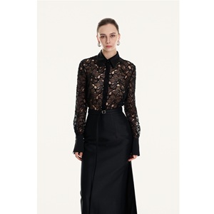 Nueva Llegada: Blusas y Tops para Mujer - Camisa LUSTROUS VEIL con Estampado Floral, Cuello Mandarín y Encaje Completo - Product Image 1