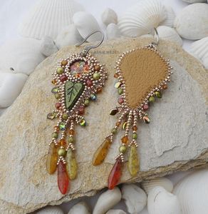 Boucles d'oreilles brodées à la main en perles de verre artisanales Khadim avec fermoirs et crochets, bijoux de mode en provenance de l'Uttar Pradesh pour femmes - Product Image 3