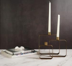 Candelabro de metal de alta calidad que puede elevar instantáneamente el ambiente de una habitación con una sofisticación discreta. - Product Image 6