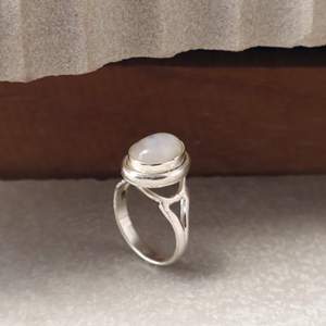 Bague vintage style bohème SHYAM JEWELRS en argent sterling 925 plaqué argent avec cabochon ovale en pierre de lune arc-en-ciel naturelle sertie clos - Product Image 2