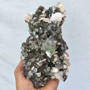 กลุ่มแร่สีดำ chelcidony ธรรมชาติ apophylite จากอินเดียพร้อมขาตั้งโลหะ - Product Image 2
