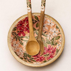 Bol à salade en bois de manguier tourné à la main de 10 pouces, motif floral « pétales de blush », avec cuillères assorties et impression émaillée - Product Image 6