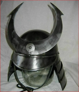 Réplique de casque de samouraï de collection avec crête lunaire - Product Image 2