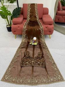 Magnifique ensemble sari et chemisier en soie Barbari, dernier cri, avec broderies et sequins, fournisseur de Surat, exportateur de mode féminine. - Product Image 4