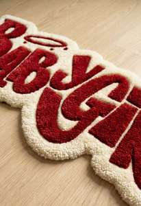 Tapis de luxe moderne en laine bordeaux et blanc, tufté à la main, antidérapant, avec lettrage personnalisé, très demandé, best-seller, pour décoration de sol - Product Image 3