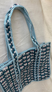 Bolso Tote Artesanal Acolchado Premium con Cierre de Cremallera, Diseño de Camuflaje, Duradero y Portátil, para Moda Ecológica de Lujo - Product Image 3