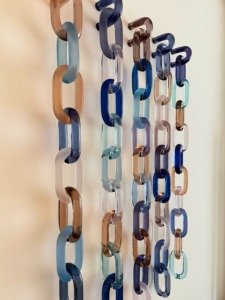 Conjunto de 4 Paneles Decorativos Geométricos Abstractos Modernos de Resina Colorida con Eslabones Ovalados para Colgar en la Pared, Estilo Art Deco Hecho a Mano - Product Image 6