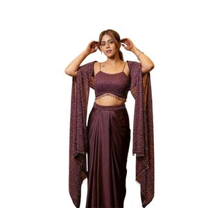 Robe de demoiselle d'honneur bordeaux, ensemble deux pièces style Banarasi avec dupatta et lehenga pour cérémonie de mariage - Product Image 1
