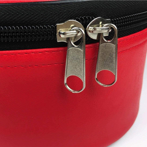 Estuche para Gorra/Sombrero de Capítulo del Arco Real Masónico, Rojo, Bordado con Triple Tau, Incluye Bordado a Máquina - Product Image 2