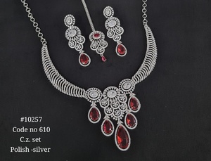 Collar de circonita cúbica roja 10257 con pendientes Tikka, chapado en rodio/mehandi, joyería nupcial roja en forma de lágrima para bodas y fiestas. - Product Image 1