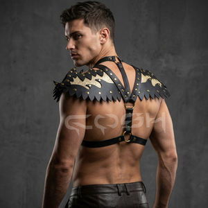 Arnés de hombro negro hecho a mano con alas y tachuelas doradas de piel sintética para disfraz de festival, fabricante personalizado - Product Image 5
