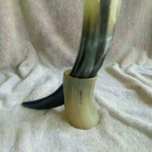 Jarra Clásica de Cuerno con Base - Product Image 1