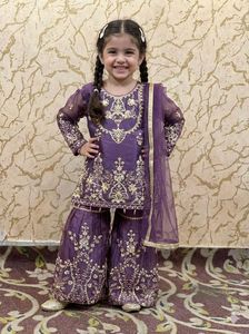 ชุดเดรสสำเร็จรูปคุณภาพสูงสำหรับเด็ก (เด็กผู้หญิง) ชุดแฟนซีคุณภาพส่งออก ชุดเดรสผ้าฝ้ายระบายอากาศได้ดี ชุดเด็กสไตล์ปากีสถาน - Product Image 4