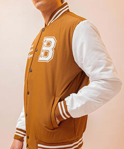 แจ็คเก็ตเบสบอลแบบมีปกตั้ง ปักโลโก้ด้านหน้า สไตล์วิทยาลัย สำหรับทุกเพศทุกวัย ผลิตตามสั่ง ขายส่ง OEM  ผ้าขนสัตว์ผสม อุ่นสบายสำหรับฤดูหนาว  พร้อมบริการปักโลโก้ตามแบบ - Product Image 4