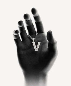 จี้รูปตัวอักษร V ชุบโรเดียม ทอง/เงิน ประดับเพชรทรงเหลี่ยมมรกต ดีไซน์เก๋ทันสมัย เหมาะสำหรับทั้งชายและหญิง เป็นของขวัญสุดพิเศษ - Product Image 2