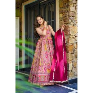 Vestido Anarkali de diseñador Swank, talla XS, color rosa oscuro, y hermosa dupatta para fiestas. - Product Image 4