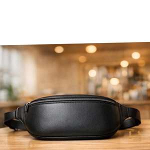 Ceci est un sac à main pour femme élégant et structuré, avec une poignée supérieure et une bandoulière réglable pour porter en bandoulière, sac en cuir. - Product Image 2