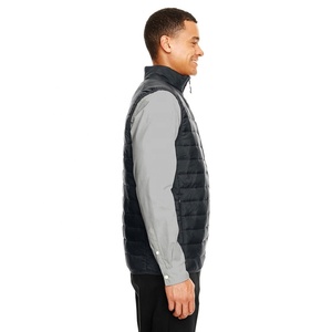 Chaleco de invierno moderno para hombre con cremallera frontal completa y construcción acolchada ligera y cómoda - Product Image 1