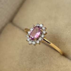 แหวนพลอยแซฟไฟร์สีชมพูมินิมอลลิสต์ เงินแท้ 925 ชุบทอง 14K ทรงวงรี ประดับเพชรรอบๆ แหวนหมั้นสไตล์วินเทจ - Product Image 3