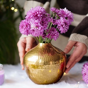 Vase de table artisanal essentiel pour la décoration, design minimaliste, finition dorée, diamètre 14 cm, hauteur 13,5 cm - Product Image 3