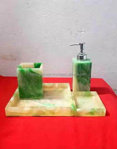 Ensemble de salle de bain en résine de quatre pièces fait à la main comprenant une pompe à savon porte-brosse à dents - Product Image 3