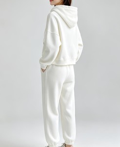 Conjunto Deportivo Personalizado para Mujer, Chaqueta Ajustada con Cierre y Pantalones Jogger de Tejido Elástico para Entrenamiento, Fitness y Deportes - Product Image 2