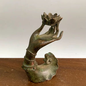 Soporte de metal artesanal premium para conos de incienso con diseño de loto para decoración del hogar y meditación, procedente de la India. - Product Image 1