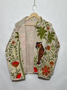 Collection exclusive : Veste en velours Suzani brodée à la main, motif Tigre Serpent Beige, style Bohème Floral, pour femme - Product Image 3