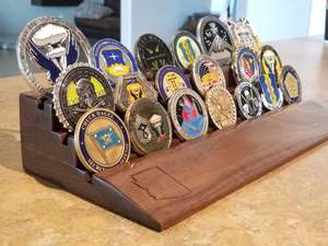 Présentoir en bois pour 4 rangées de jetons de casino et pièces de collection - Product Image 3