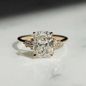 Bague de fiançailles minimaliste en argent sterling 925 avec moissanite taille coussin allongée de 2,50 carats, sertie à griffes, pour anniversaire - Product Image 1