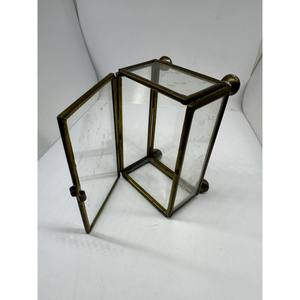 La structure métallique raffinée confère à cette boîte à bijoux un aspect esthétique luxueux et moderne. - Product Image 4