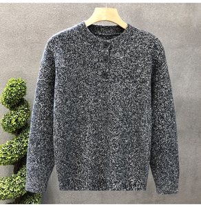 เสื้อสเวตเตอร์ถักเฮนลีย์แขนยาวสำหรับผู้ชาย คอติดกระดุม เนื้อผ้านุ่ม อุ่นสบาย เหมาะสำหรับใส่ลำลองในฤดูหนาว ขายส่งเสื้อถักแบบสั่งทำ - Product Image 3